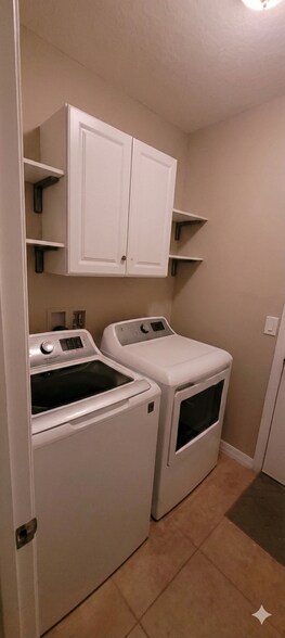 Building Photo - 910 Fallbrooke Ave