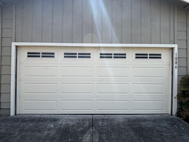 Building Photo - Single Level 3 Bedroom 2 Bathroom Bennett Valley Home with large private backyard