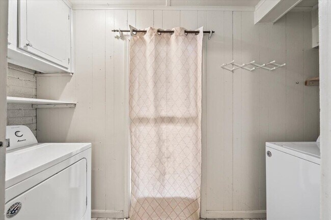 Building Photo - 1073 Ivy Rd