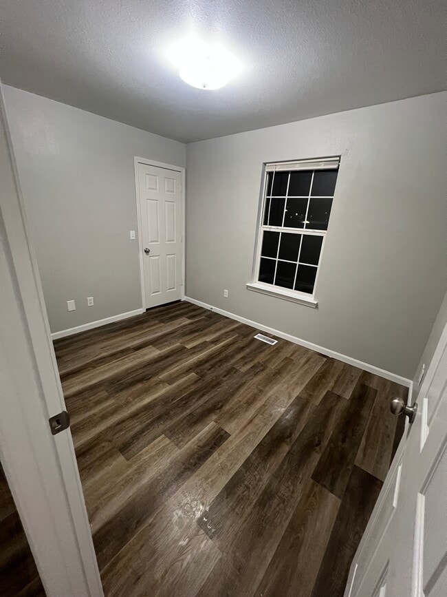 Building Photo - 716 Woodside Creek Dr