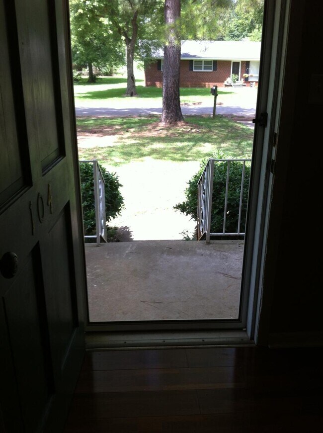 Building Photo - 104 Walker Ave