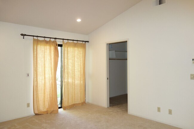 Building Photo - 105 Almond Dr