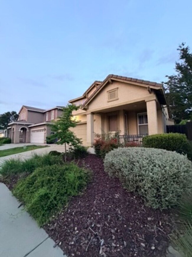 Building Photo - Bright & Spacious 4BD/3BA Home with Downstairs Bed/Bath in Elk Grove