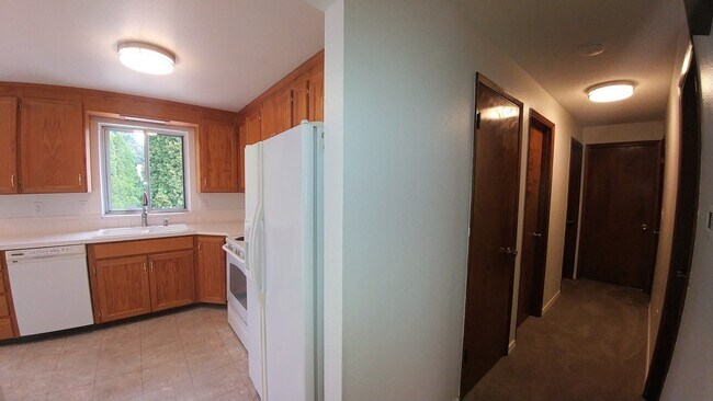 Building Photo - Newly Renovated 3 Bedroom Rambler w/ bonus room!!