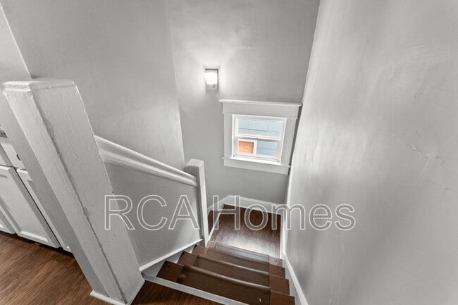 Building Photo - 528 1/2 E Raymond St.