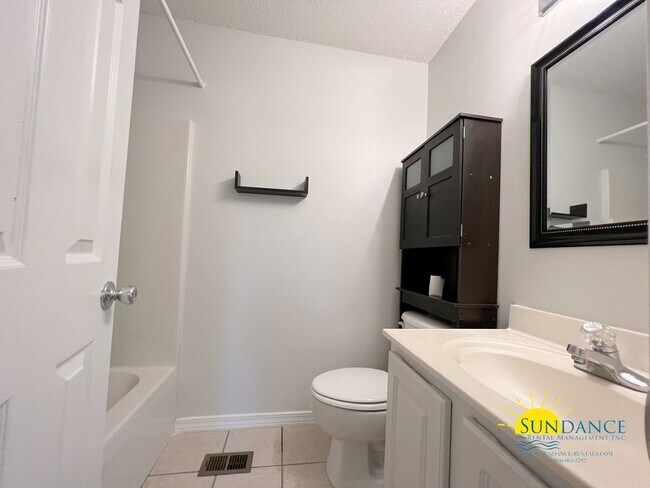 Building Photo - Spacious 2 Bedroom Townhouse near Hurlburt...