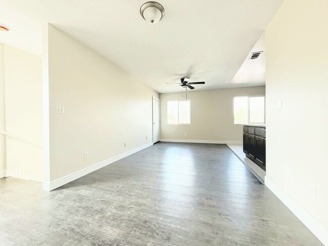 Building Photo - 846 W 55th St