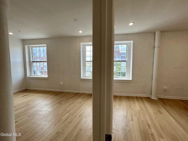 Building Photo - 155 River St