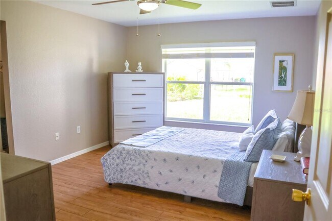 Building Photo - 421 Londrina Dr