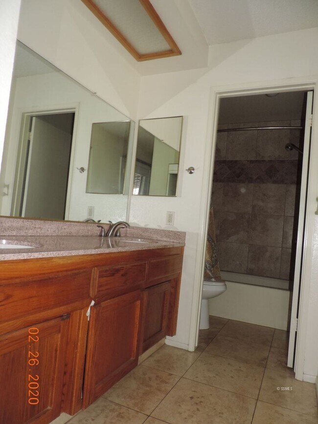 Building Photo - Charming Heritage Home for Lease!