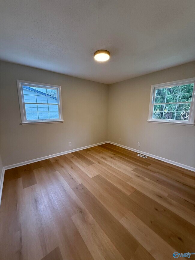 Building Photo - 1002 Parcus Rd SE