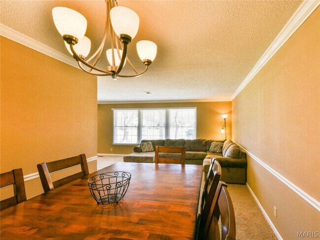 Building Photo - 2 Sunny Forest Ct