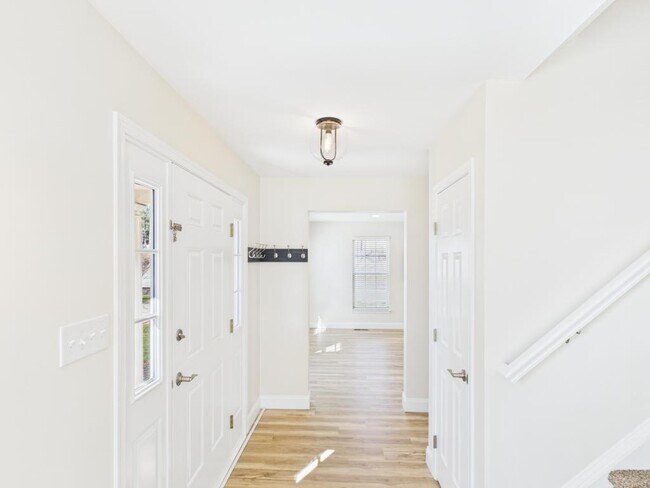 Building Photo - 720 E Newport Rd