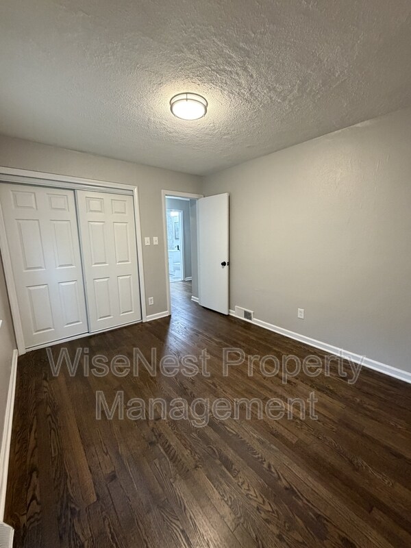 Building Photo - 2725 N 47th Terrace