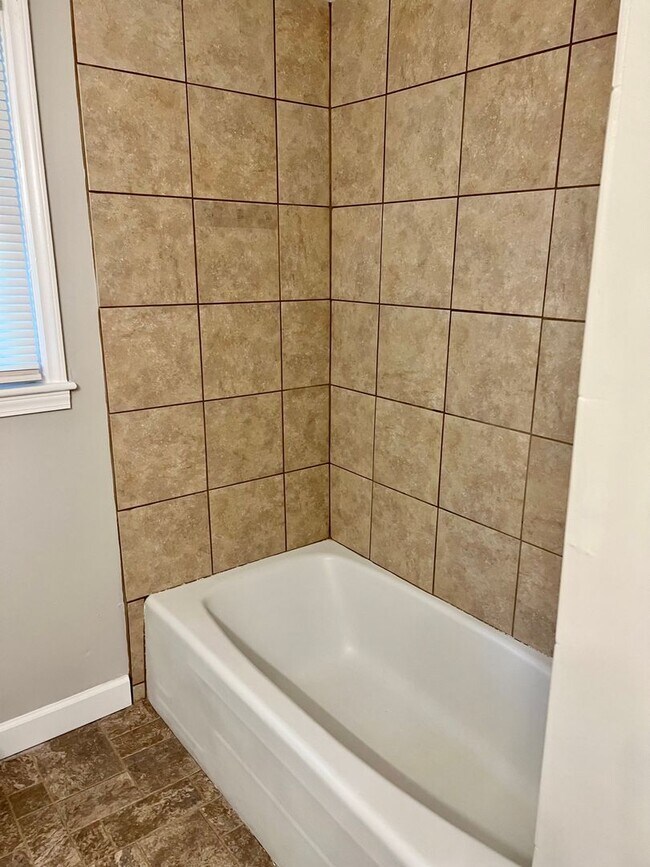 Building Photo - 3 Bedrooms, 2 Bath Home for Rent