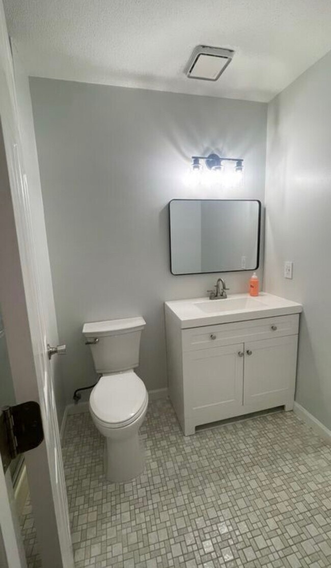 Building Photo - 66 Simsbury Landing