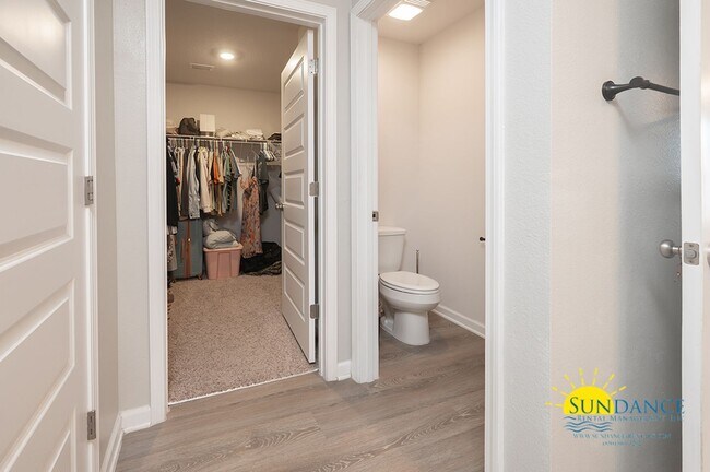 Building Photo - Stunning 4 Bedroom Home in Crestview! -Sol...