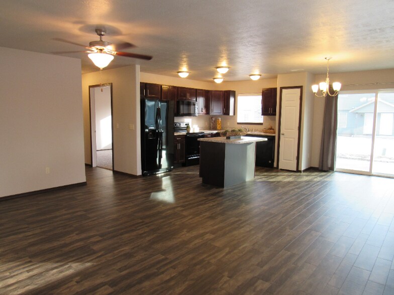 Building Photo - 325 Jerry Pl