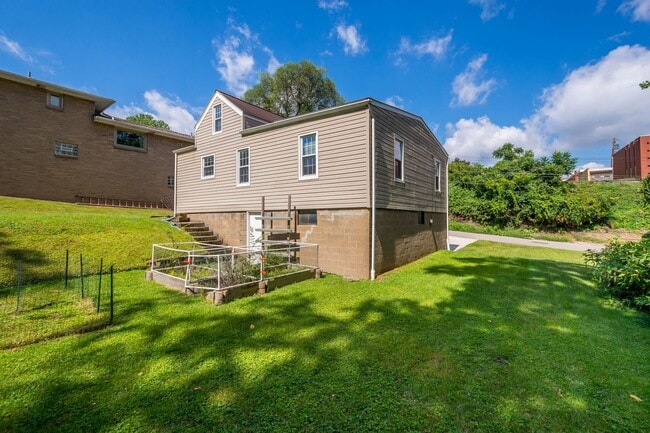 Building Photo - Gorgeous 2 bedroom home in Clairton availa...