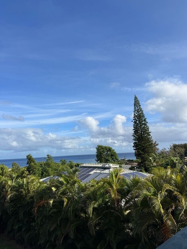 Building Photo - Prime location, large custom home near Wai...
