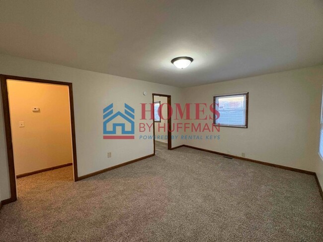 Building Photo - Two Bedroom Duplex | Move in Ready