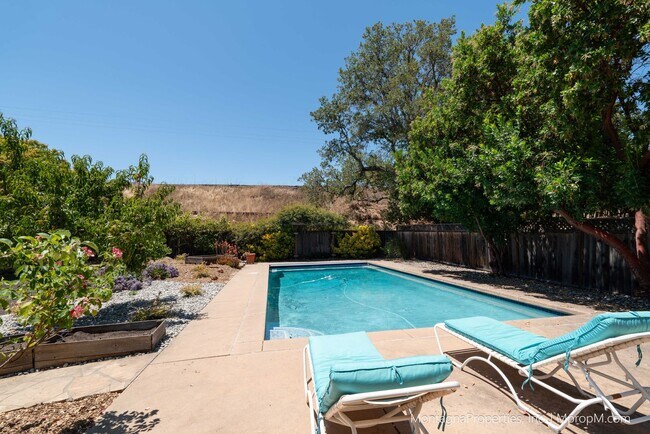 Building Photo - Beautiful, meticulously updated and  maint...