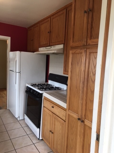 Building Photo - Beautiful Three Bedroom One and half Bath ...