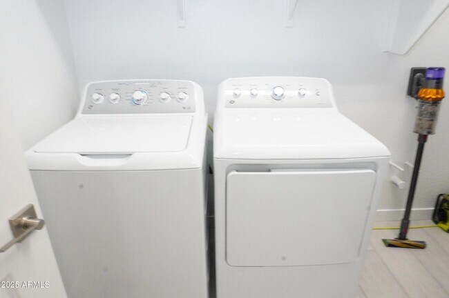 Building Photo - 40562 W Michaels Dr