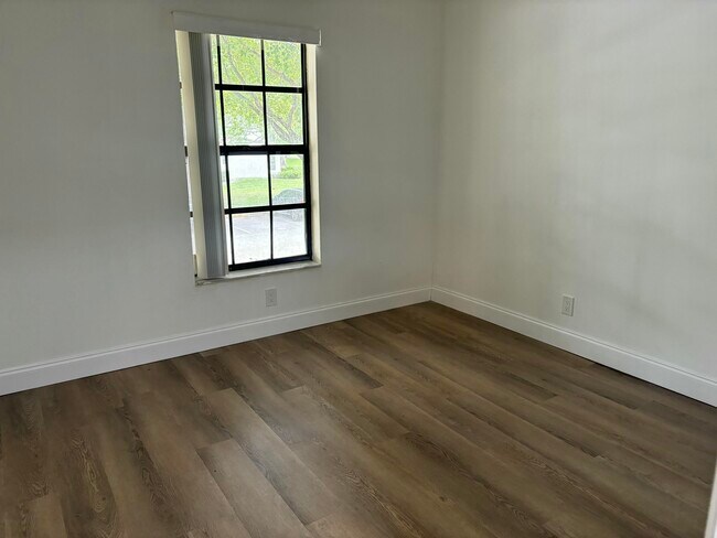 Building Photo - 301 Olivewood Pl