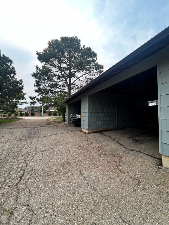 Building Photo - 2-Bed/1.5-Bath Longmont Townhome