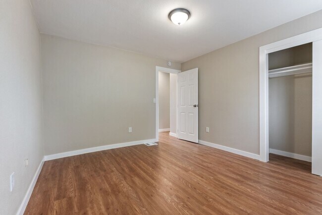 Building Photo - Spacious 5-bed, 2.5-bath home available in SE Portland