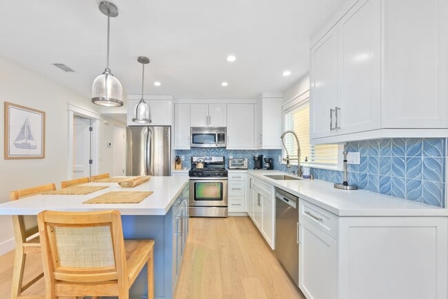 Building Photo - Fully furnished unit at the beach - Newport Beach Balboa Peninsula