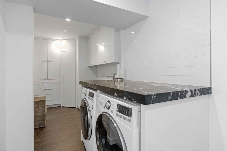 Building Photo - 716 Manhattan Ave