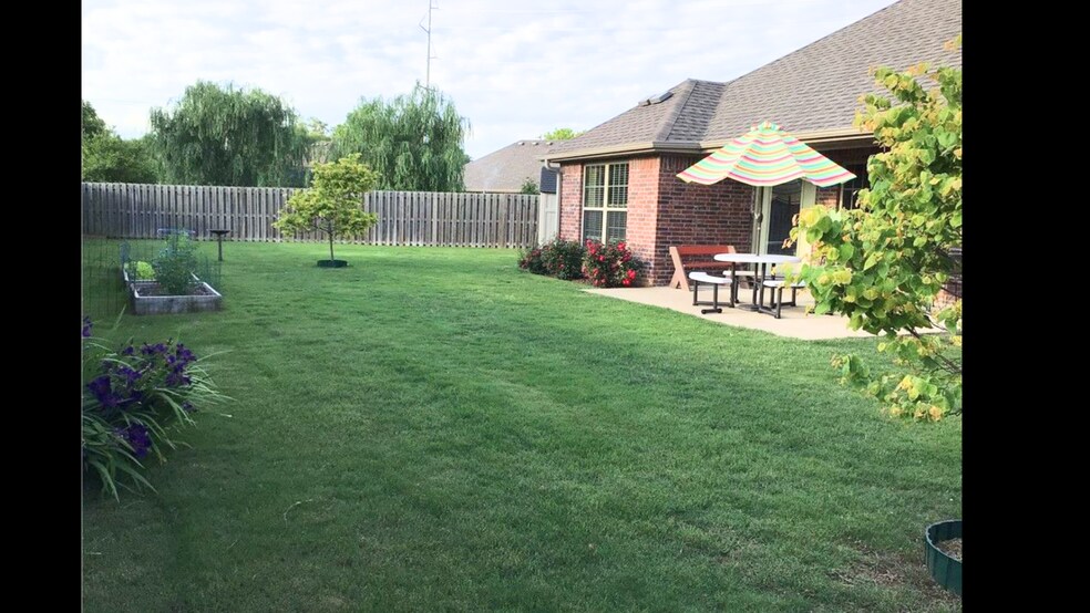 Building Photo - 402 SW Arch St