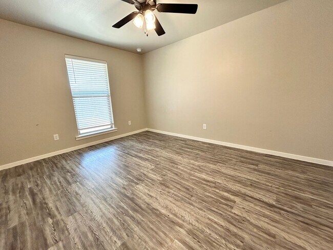 Building Photo - 3 bed 2 bath Duplex Available