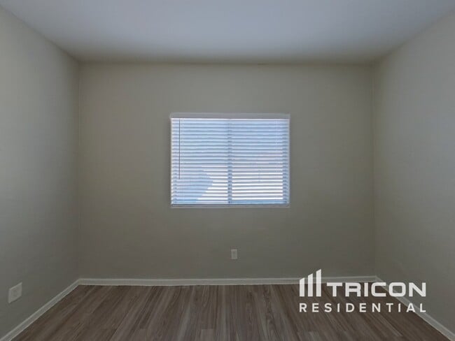 Building Photo - 40984 W Colby Dr