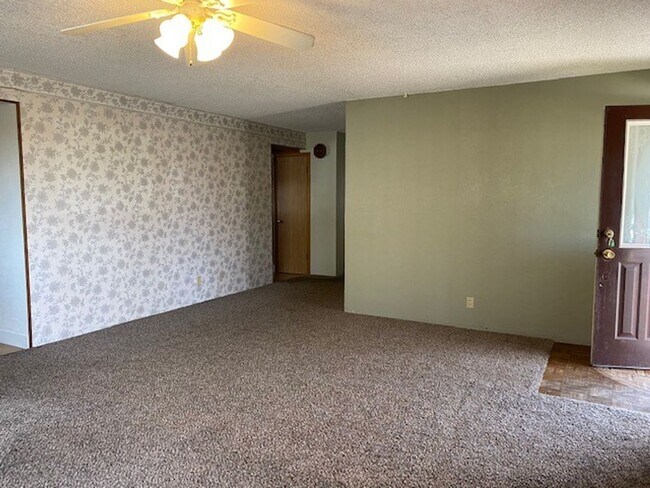 Building Photo - 4 bedroom 2 bath home with workshop