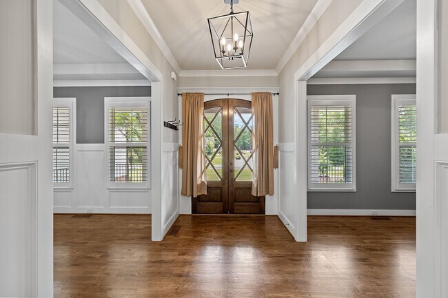 Building Photo - **Luxury 4/4 with Fenced in Yard**