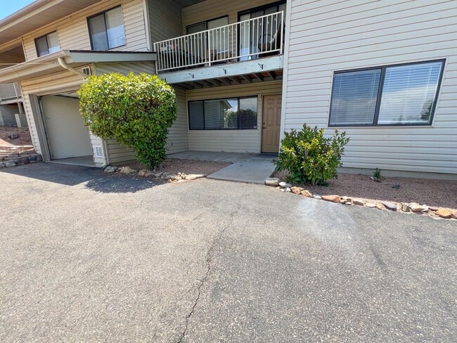 Building Photo - TRI-PLEX- COTTONWOOD - VERDE VILLAGE UNITS