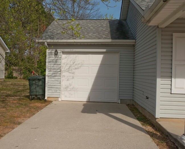 Building Photo - Beautiful 3 Bedroom 2 Bath Home in the Hea...