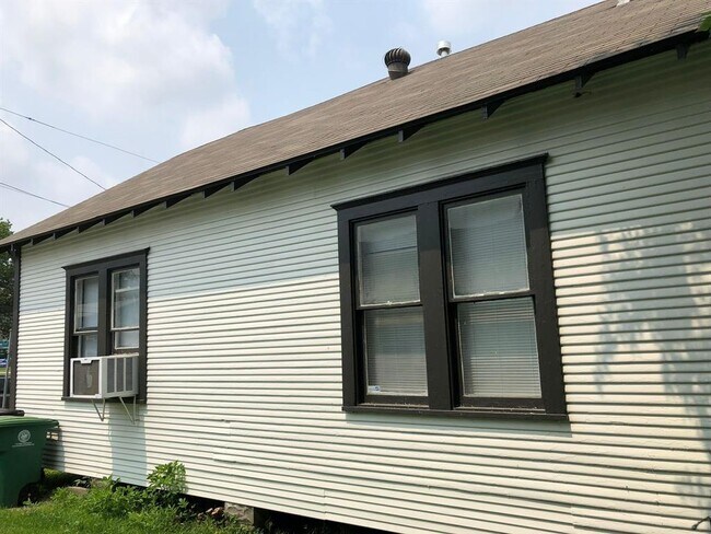 Building Photo - 1132 W Cavalcade St