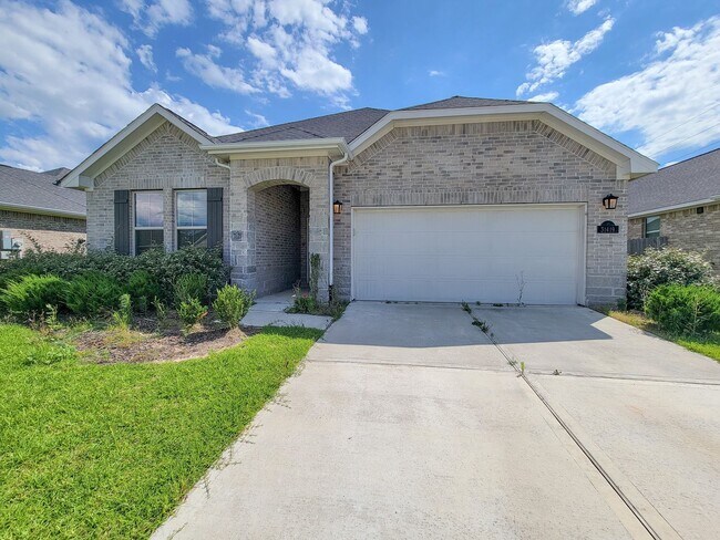 Building Photo - Quiet Cul De Sac! Tray Ceiling in Family & Primary suite. Wood Like Tile, Modern Gray Walls, Grea...