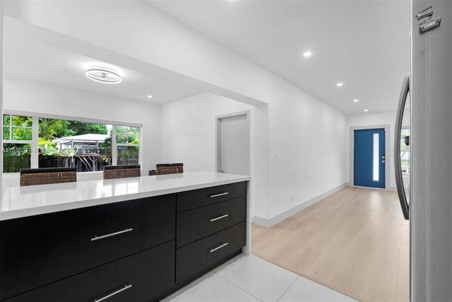Building Photo - 570 SW 45th Ave