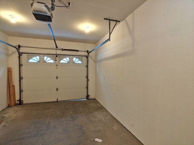 Building Photo - Townhouse, 2BD/1.5BA Condo, Radiant Heat Floors Incl Garage