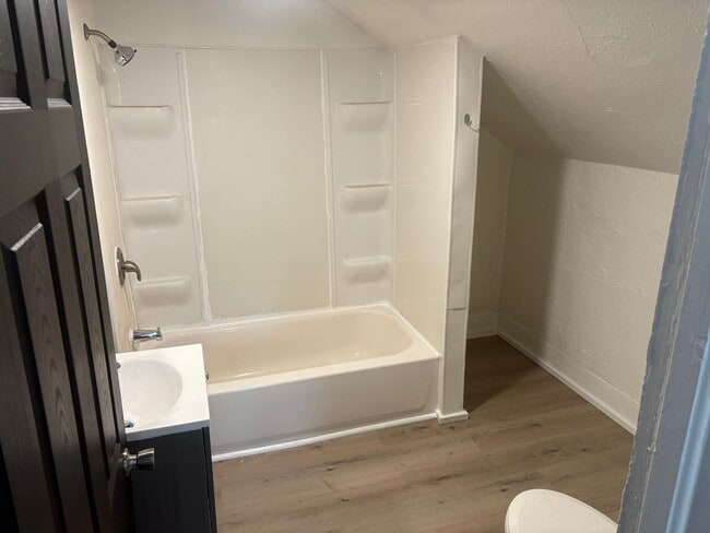 Building Photo - Duplex Apartment in Waterloo, IA