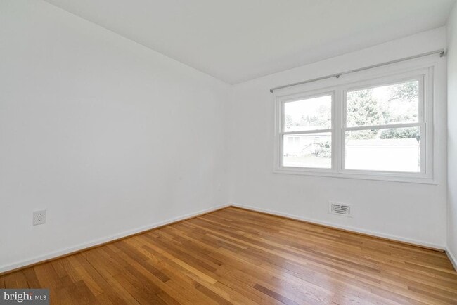 Building Photo - 102 Greenmeadow Dr