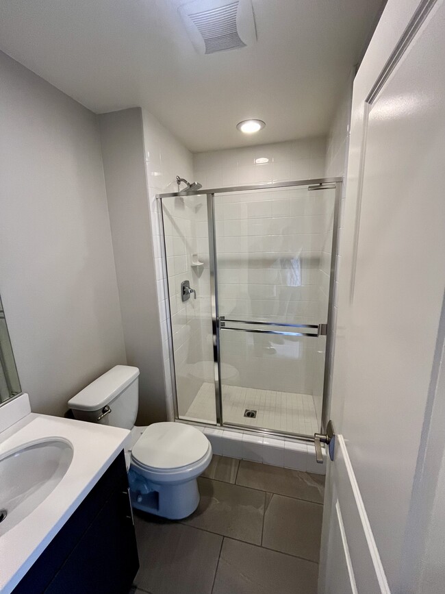 Entry level bathroom - 5256 Pacific Ter