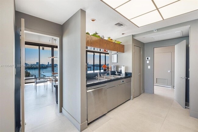 Building Photo - 1000 Venetian Way