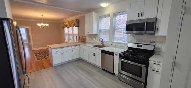 Building Photo - 5527 N Bernard St