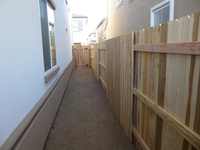 Building Photo - Newer 3 Bedroom Home! Near shops and restaurants!